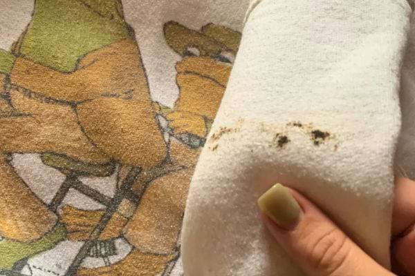 Tache de goudron sur serviette blanche.