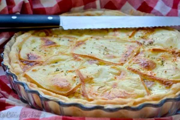 Tarte à la raclette avec couteau.