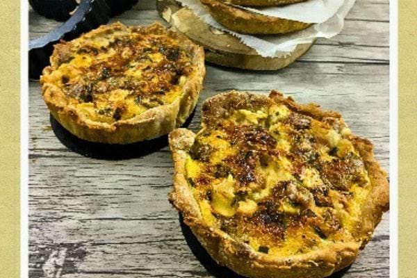 Tartelettes au fromage sur table en bois.