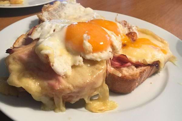 Tartine gratinée avec oeuf et fromage.