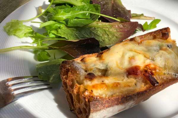 Tartine avec restes de fromage et salade.