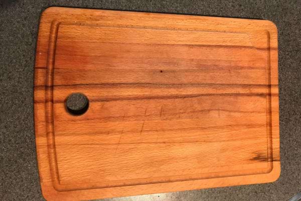 un trou dans une planche à découper pour la tenir plus facilement