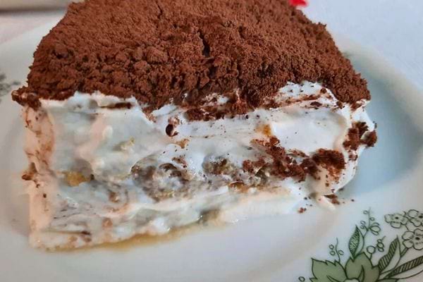 Tiramisu avec couche de cacao en poudre.