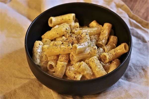 Tortiglioni aux quatre fromages, assaisonnés de poivre.