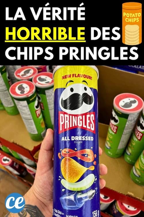 Un homme tenant un tube de chips pringles 