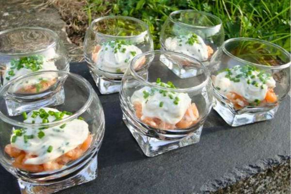 Verrines de saumon fumé et fromage frais, garnies de ciboulette.