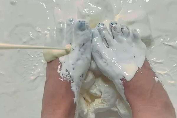 Pieds couverts de lait.