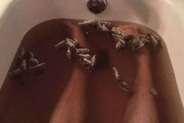 Pieds dans un bain de thé.