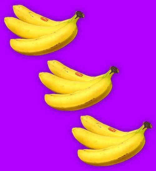 Bananes mûres alignées.