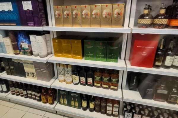 Bouteilles d'alcool haut de gamme exposées dans un rayon.