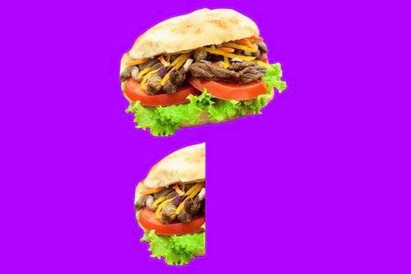 Deux burgers avec laitue et tomates.