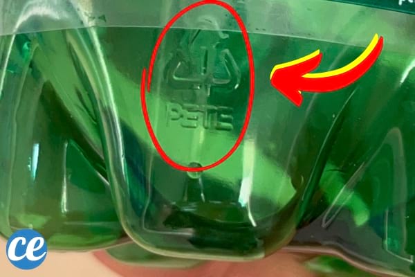 CHiffre PET 1 sur le bas d'une bouteille en plastique Perrier