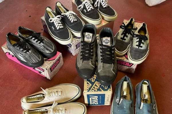 Collection de chaussures Vans de différentes couleurs et styles.
