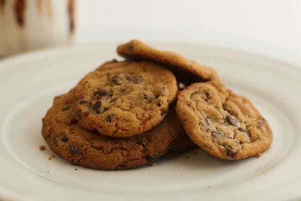 Assiette de cookies au chocolat.
