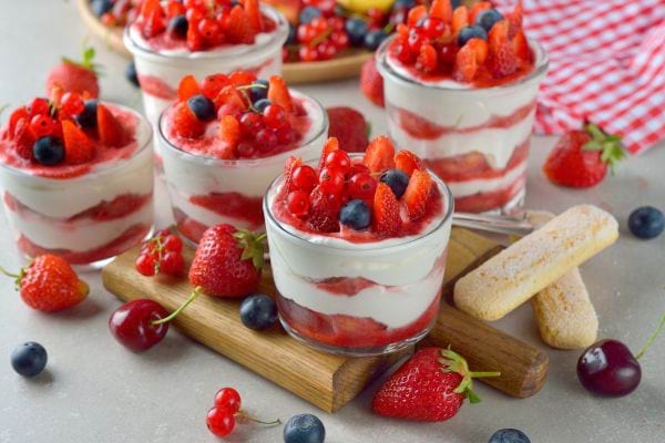 Verrines de yaourt avec fraises et fruits rouges.