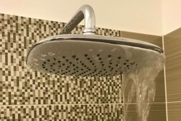 Douche à effet pluie avec un carrelage mosaïque.
