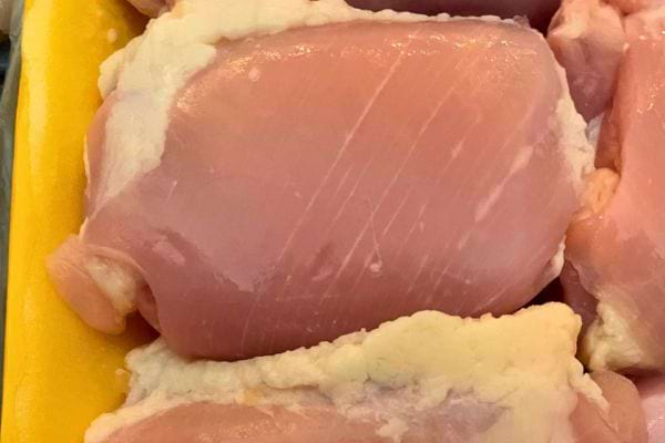 Filet de poulet avec des rayures blanches visibles.