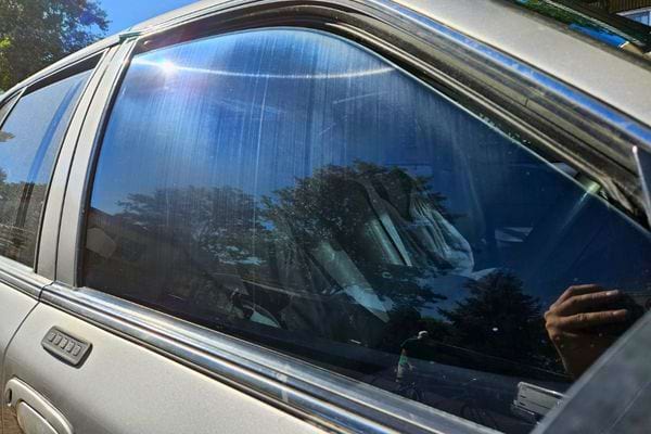 Fenêtre de voiture teintée.