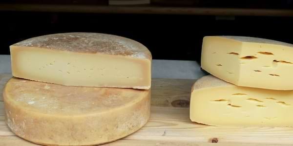 Fromage rond sur plateau.