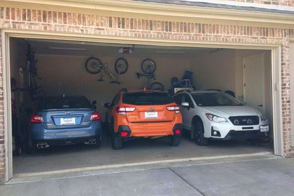 Trois voitures garées dans un garage.
