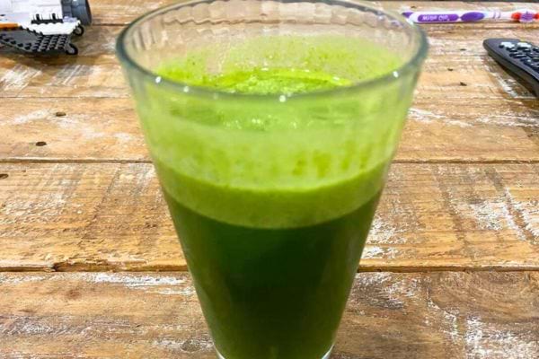 Verre de jus de céleri vert frais.