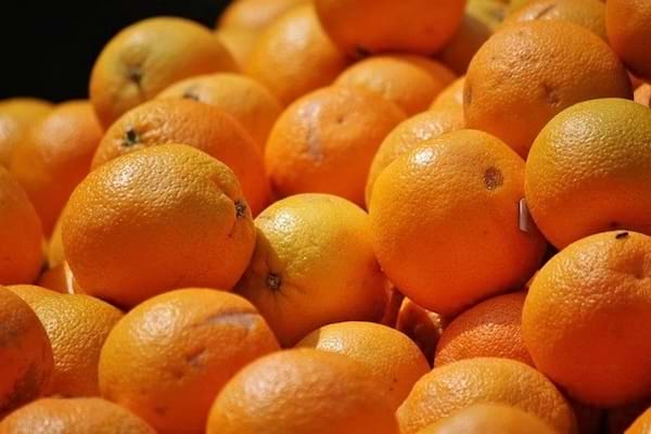 Oranges fraîches empilées.