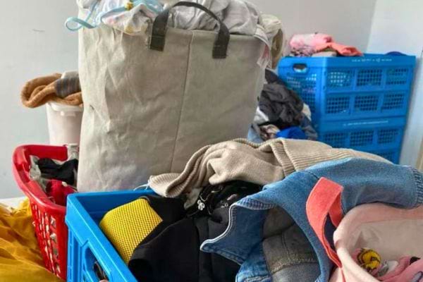 Paniers débordant de linge sale non trié.