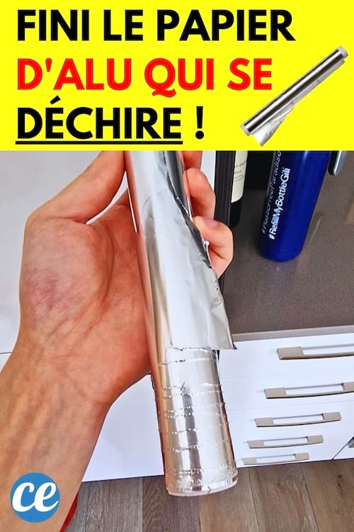 Un rouleau de papier d'aluminium qui se déchire