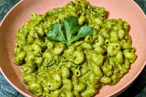 Pâtes en sauce verte avec des feuilles de céleri.