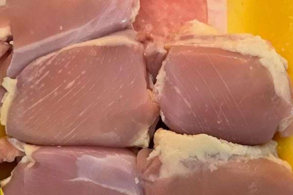 Ensemble de filets de poulet, tous avec des rayures blanches.