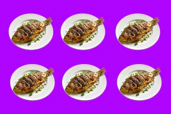 Poissons grillés servis sur assiettes.
