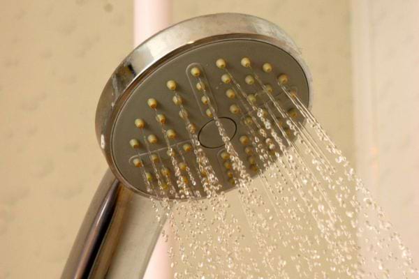 Pommeau de douche argenté avec des jets d'eau fins.