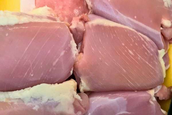 Plusieurs filets de poulet avec des rayures blanches prononcées.