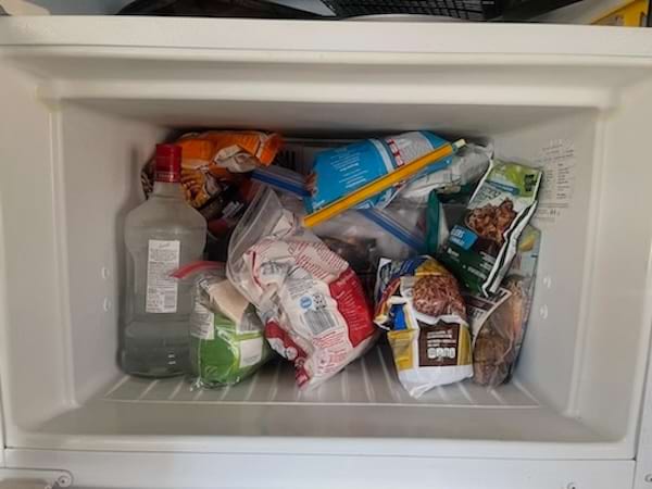 Congélateur remplie de produits alimentaires