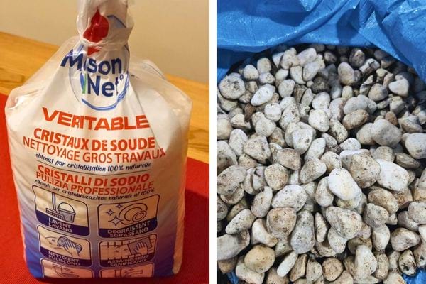 Sac de cristaux de soude, cailloux blancs dans un sac bleu.