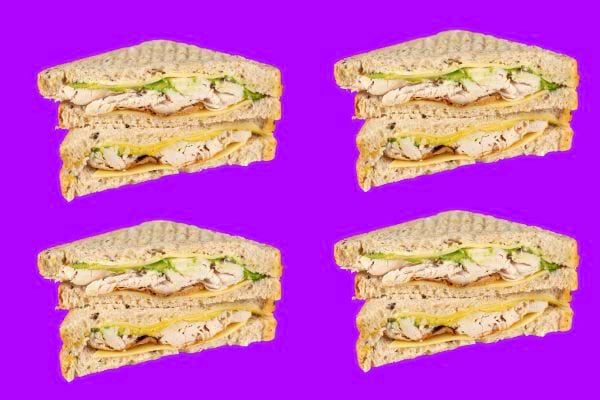 Quatre sandwiches au poulet et fromage.