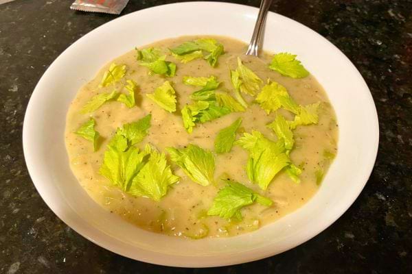 Soupe épaisse garnie de feuilles de céleri fraîches.