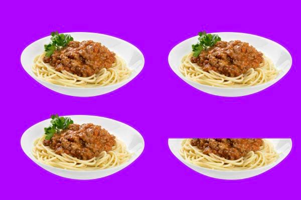 Assiettes de spaghetti avec sauce bolognaise.