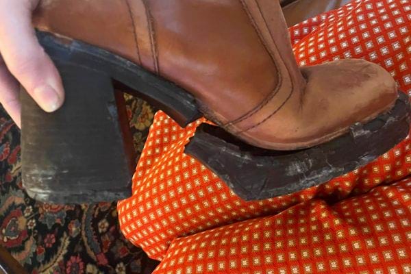 Chaussure en cuir avec le talon complètement détaché.