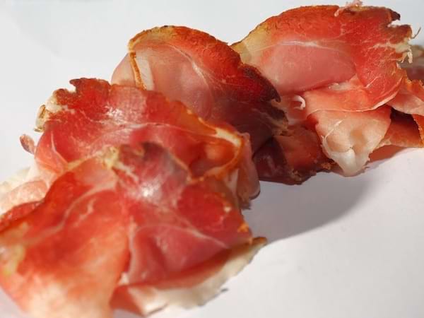 Tranches fines de jambon cru.