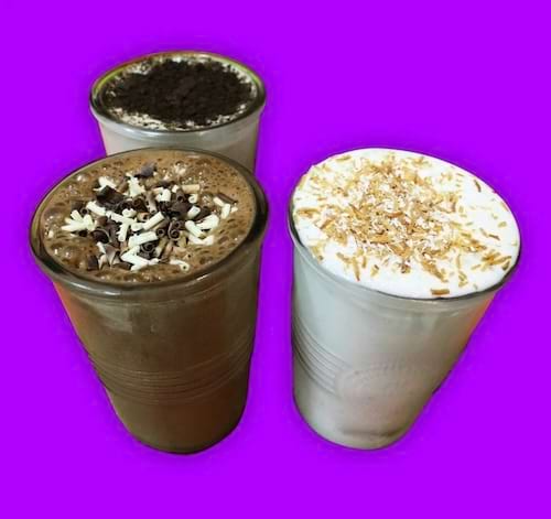 Trois verres de smoothies.