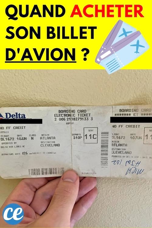 Deux billets avions dans la main d'une personne 