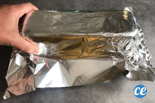 Du papier autour du moule à gâteau