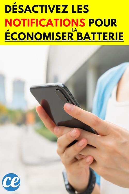 Femme ayant son t&eacute;l&eacute;phone dans ses mains 