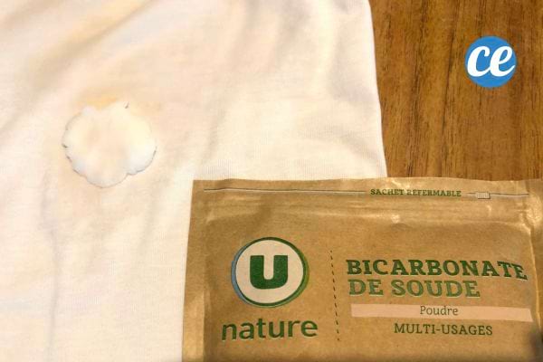 Bicarbonate de soude sur une tache sur un tissu blanc.