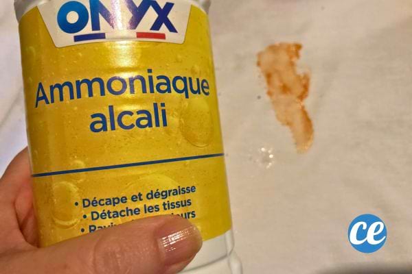 Ammoniaque alcali appliqué sur une tache de ketchup sur un tissu blanc.