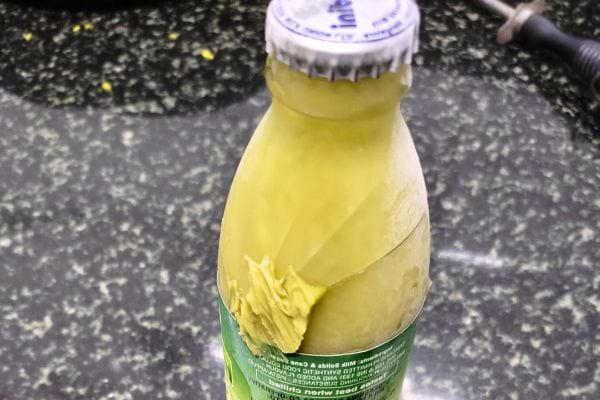 bouteille en verre avec contenu gelee