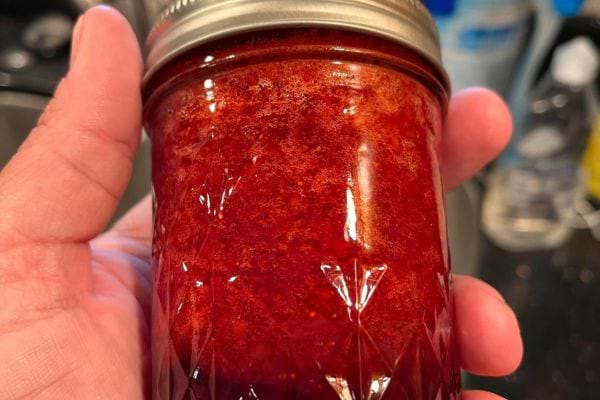 Confiture de fraise dans un pot fait maison.
