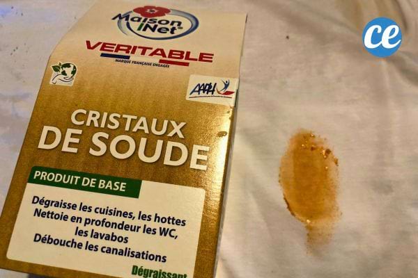 Cristaux de soude utilisés pour nettoyer une tache de ketchup.