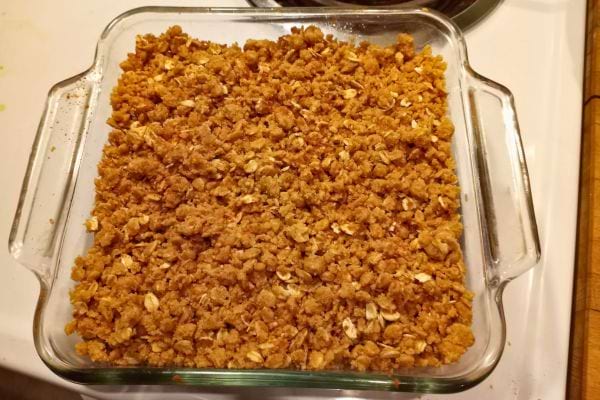 Crumble doré à l'avoine dans un plat carré.